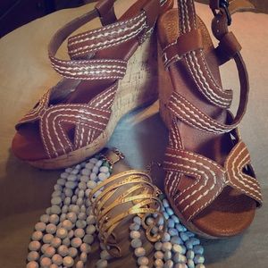 Like new BR beautiful leather cork wedges!